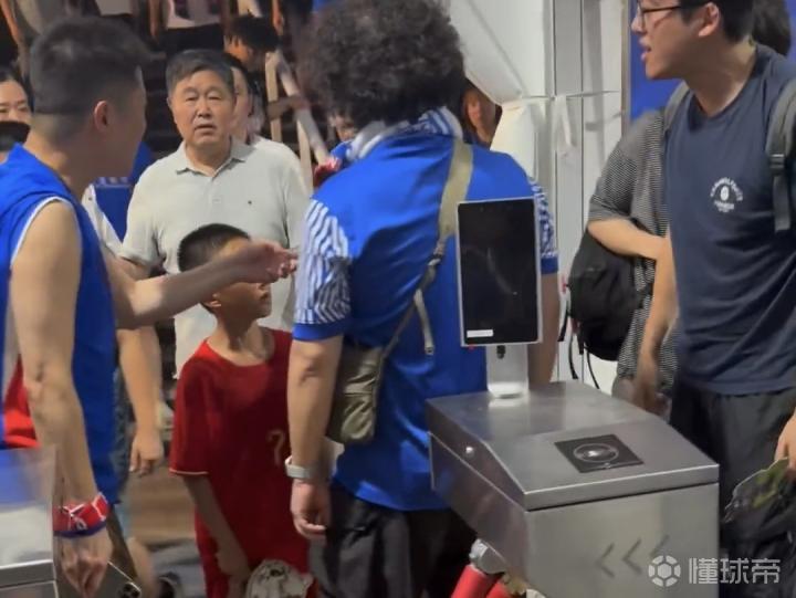 徐汇警方通报:三名男子因辱骂男童父亲被拘留